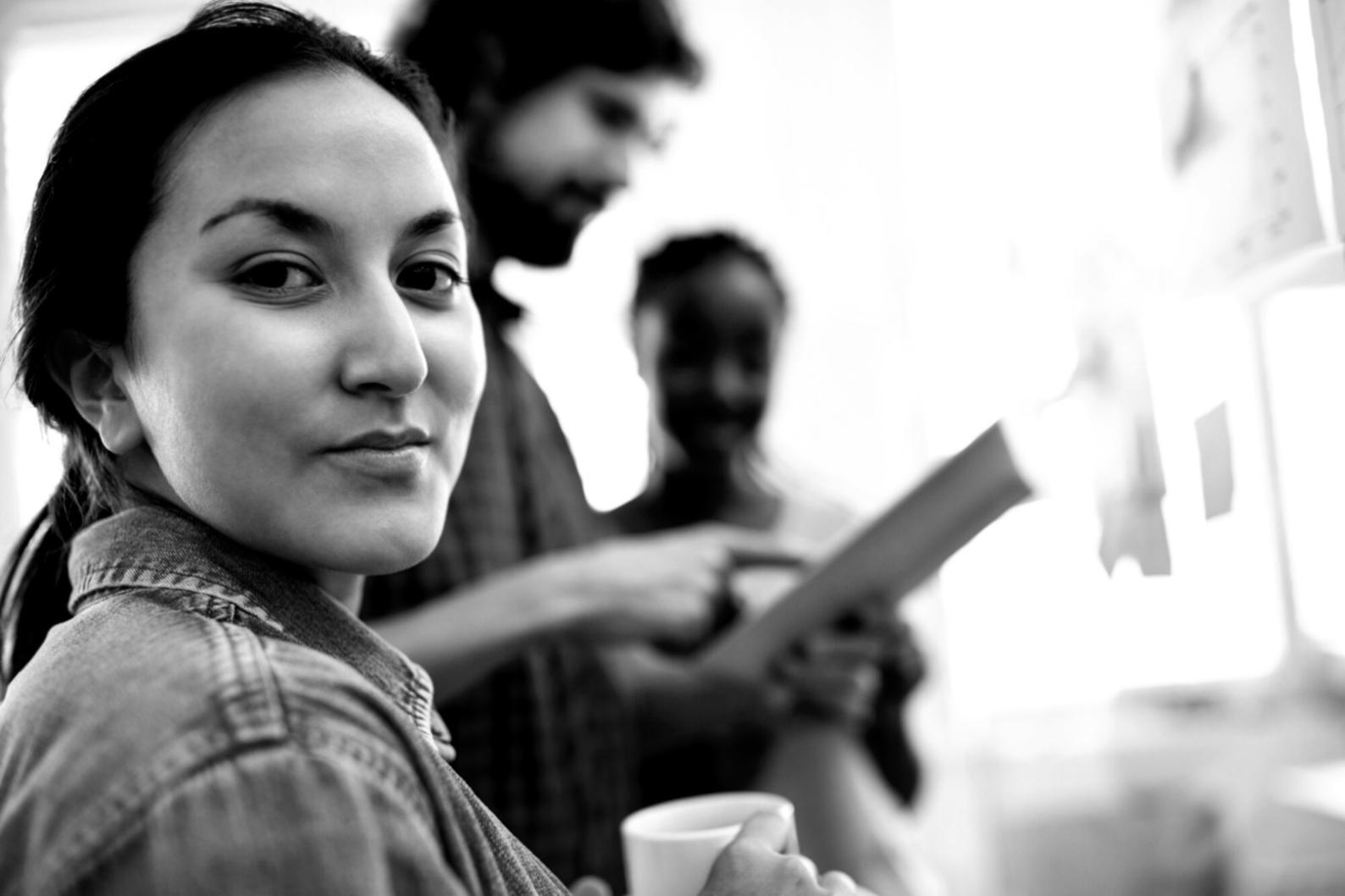 Professionnel analysant des données financières sur écran