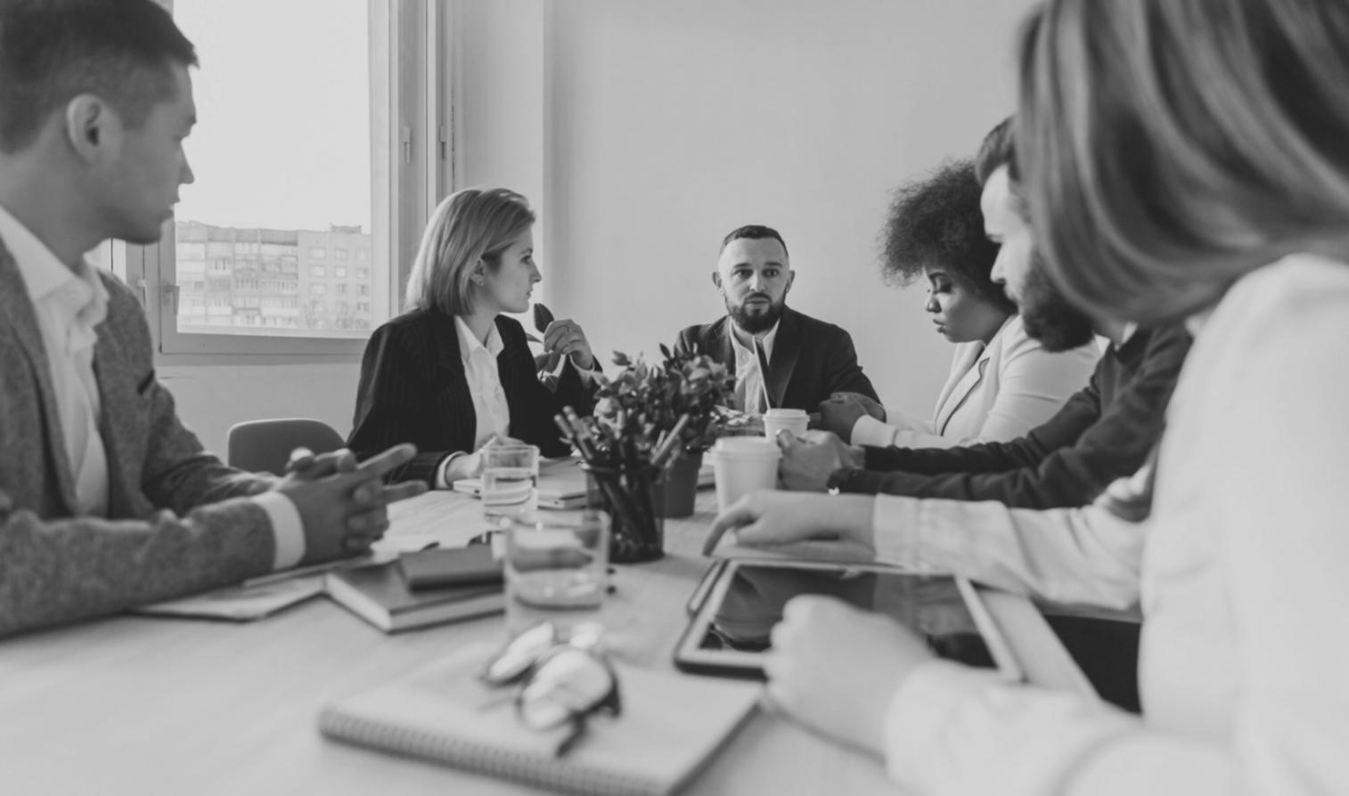 Espace d'étude moderne avec documents financiers et écrans d'analyse