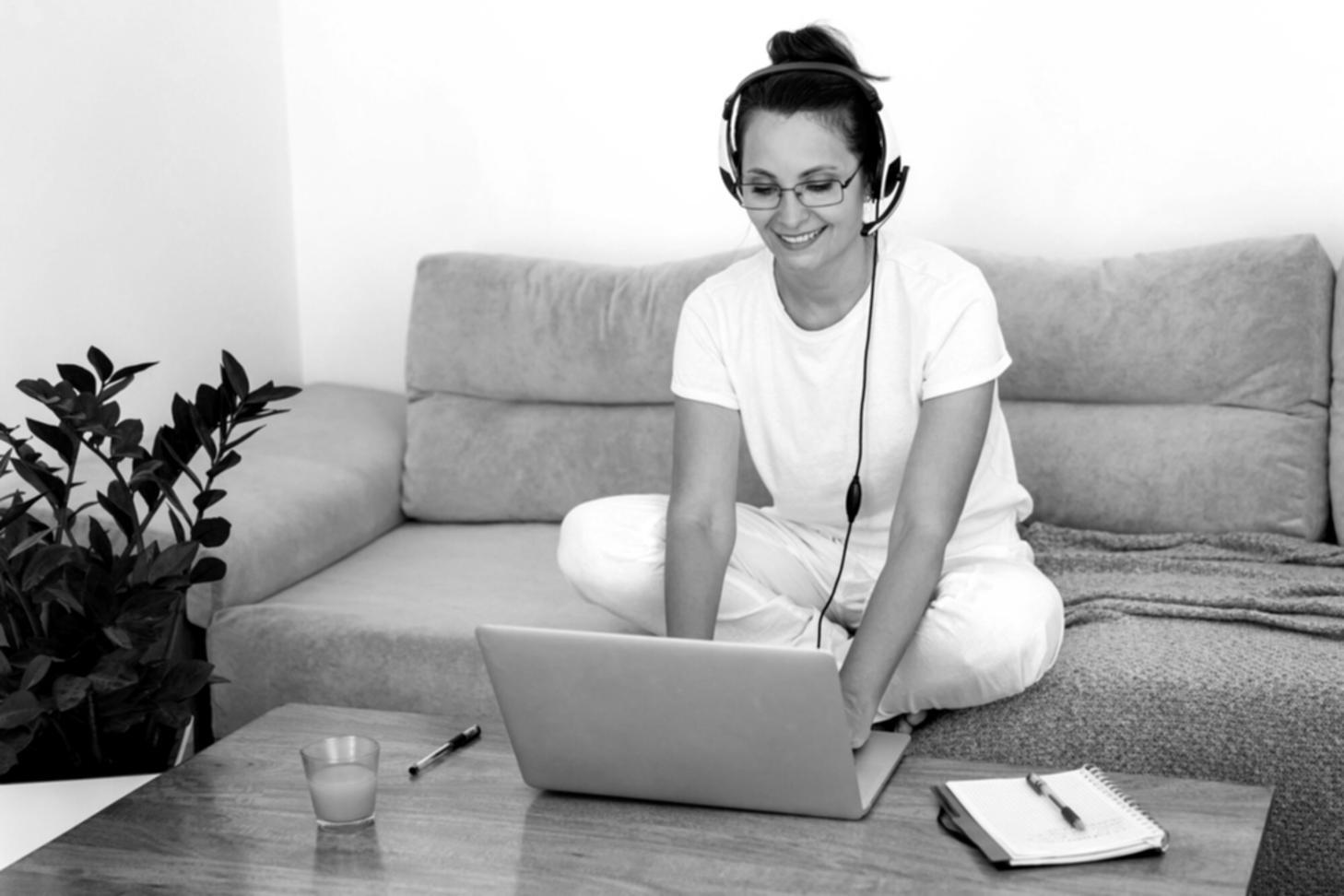 Interface de simulateur financier avec graphiques et données en temps réel